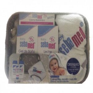 foto de la Canastilla Sebamed para el cuidado del bebé con los productos que necesita para los primeros meses de vida con una cesta gris con estrellas y una toalla de regalo en fibras suaves con capucha con el logo de sebamed bordado