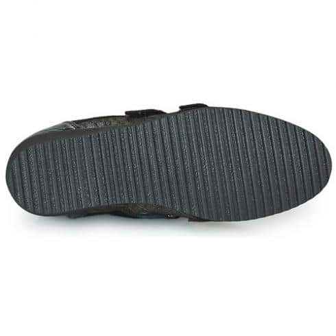 foto de la suela de zapatos dr scholl de ancho especial donde se ve su suela antidelizante