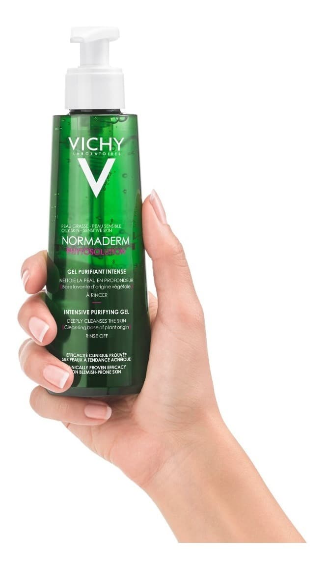 foto de la mano de vichy con el producto en la mano en color verde