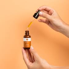 foto del bote de serum de vitamina C de segle con dosificador en pipeta en donde se ve el serum con color anaranjado que hidrata y devuelve la buena cara y el brillo a tu piel