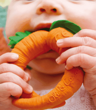foto de bebé mordiendo el mordedor sensorial cathy the carrot de oli and carol