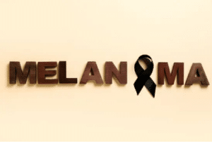 texto de melanoma con el lazo del cancer haciendo la O y el resto en color piel