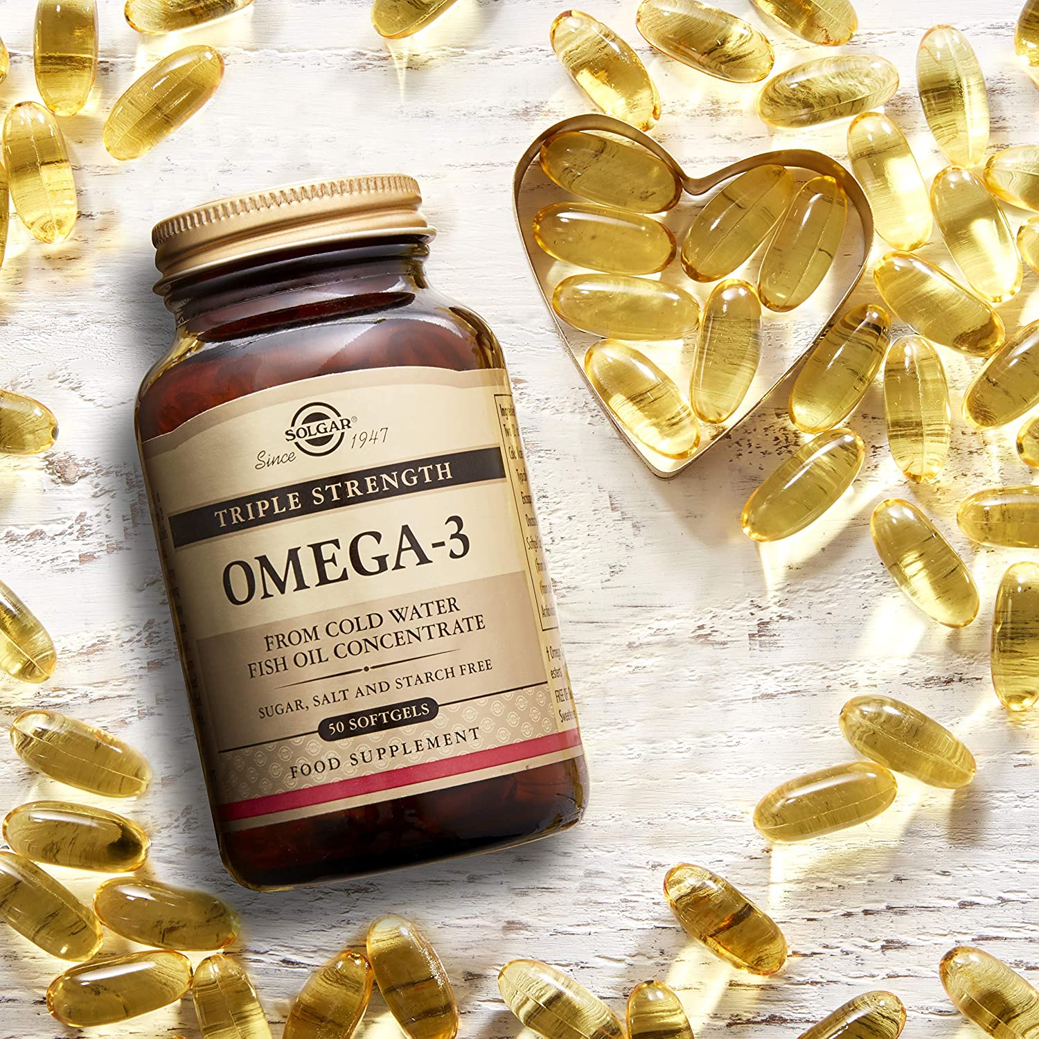 foto de solgar omega 3 con un bodegon con capsulas al rededor y un grupo en un corazon para hacer referencia a su ayuda al corazon