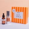 foto del pack de vitamina C de Segle en donde se ve el serum de 30 mililitros con la crema de vitamina C en una caja de rayas naranjas