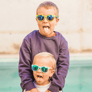 foto de dos niños con las gafas de sol de suavinex