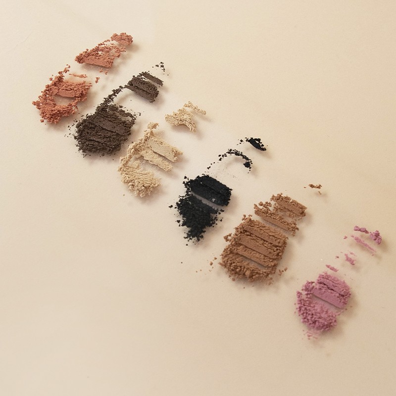 Maquillaje vegano de Mi Rebotica en donde en la foto se ve la paleta de maquillaje deshecha en colores variados y su textura y color