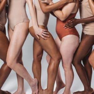 foto de diferentes piernas y muslos de mujeres en donde se ve el efecto de la retención de líquidos como alegoría en la necesidad de drenantes